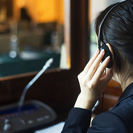 Bilet İşlem - Havalimanı terminalinde yolcular